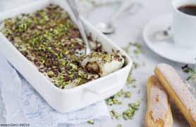 Per preparare il tiramisù senza caffè, iniziate separando gli albumi dai tuorli in due ciotole diverse e unite a questi ultimi lo zucchero e un pizzico di sale. Tiramisu Al Pistacchio Senza Uova L Appetito Vien Leggendo