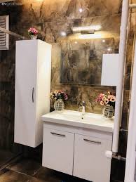 Pastellere Yetiskin Bir Hava Katan Duvar Rengi Ile Zarif Aldigi Bolca Isikla Ferah Ev Gezmesi Banyo Aydinlatmasi Banyo Ic Dekorasyonu Banyo Dolabi