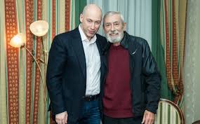 По словам самого кикабидзе, он никогда не состоял в комсомоле , а из пионеров был исключён за. Menya Tyanet V Rossiyu Vahtang Kikabidze Priznalsya Chto Hochet Priehat V Moskvu Moskovskie Novosti Moskovskij Biznes Portal