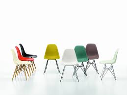 Dsw (dining side shell wood) er en variant af eames plastic side chair med en base af træ, som charles og ray eames først anvendte i 1951 til wire chair. Eames Dsw Stol Miljogardens Mobler
