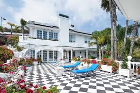 The duke of sussex offered a rare look inside his house (well, a corner of his house) on a video call this week. Prince Harry Meghan Markle S Royal Wedding Inside The Couple S 16mn Home In Malibu Architectural Digest India
