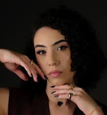 tenho me sentido diferente. Não sei muito bem explicar o que é, mas é! Algo  novo, Nunca sentido antes. E como é bom me sentir assim. Como é bom sentir  a vida