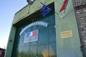 Le tribunal a prononcé une peine d'emprisonnement ferme avec mandat de dépôt. Val De Reuil 10 Mois De Prison Ferme Et Mandat De Depot Pour L Agresseur D Un Agent De Securite