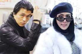 Syahrini gemar membuat solekan mata dramatik, tidak pernah lekang daripada bulu mata palsu dan kanta lekap yang melihatkan personalitinya bak diva. Syahrini Page 2 World Today News