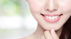 Gigi tonggos ke depan bisa saja dibuat rata dengan cara yang alami atau dengan bantuan teknologi. Senyum Cantik Dengan Veneer Gigi Alodokter