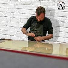 Luca Al Lavoro Su Un Montaggio Delicato Per Le Dimensioni Con Doppio Vetro Come Al Solito Si Dedica Con Calma E Precisione Affinche Il Cliente Sia Soddisf Style