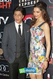 Shah Rukh Khan Deepika Padukone At Brunch Night With Chennai Express In New Delhi Look Ma Who Stands Taller Cool Hairstyles Deepika Hairstyles Hair Styles