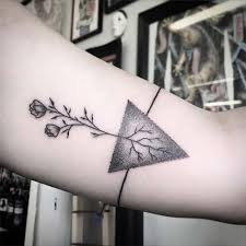 Armband Tattoo With Flower And Tringel Ucgen Ve Cicekli Kol Bandi Dovmesi Kol Bandi Dovme Dovme Kol Bandi