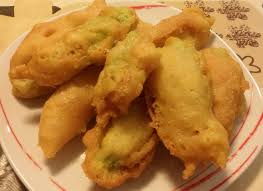 3 amalgamiamo il tutto aiutandoci con una quando l'olio ha raggiunto la giusta temperatura è il momento di friggere. Fiori Di Zucca Fritti In Pastella Alla Birra Semplicemente In Cucina