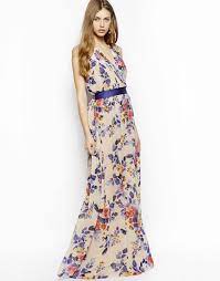 Abito modello tunica, senza maniche, con chiusura a goccia dietro e bottone rivestito in fantasia fiorata. Abiti Da Cerimonia Economici Idea Abbigliamento Con Un Vestito Lungo Stampa Floreale Maxi Vestiti Abiti Abito Da Cerimonia