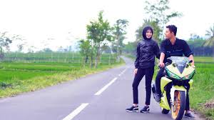 Memiliki kegemaran yang sama dalam motoran, poppy sovia. Foto Prewedding Pake Motor R15 Prewedmoto