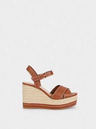 Parfaites pour cet été les sandales compensées, on les adore ! Sandales Compensees Vec Semelle Contrastante Camel Femme Chaussures A Talons Parfois Com