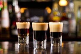 Die 3 Abgegrenzten Schichten Sind Das Markenzeichen Dieses Cocktails Beim Zubereiten Des B52 Braucht E Coctail Rezepte Milchschaum Machen Rum Cocktail Rezepte