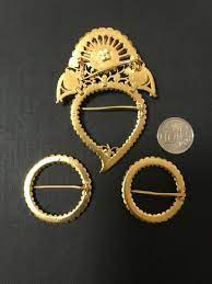 Namanya anak2 yg blm berpikir dewasa itu begitu, makanya perlu orang tua yang mendidiknya. 1940s Peranakan Silver Gold Plated Ibu And Anak Kerongsang Hobbies Toys Memorabilia Collectibles Religious Items On Carousell
