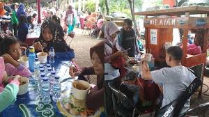 Batu bata, batako, semen, kayu, cat, besi beton, asbes, triplek berbagai ukuran yang diupdate setiap saat. Mie Ayam Lezat Harga Goceng Di Festival Mie 2018 Bogasari Tribunnews Com Mobile