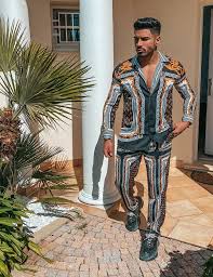 Ensemble ne peut pas être vendu séparément. Kombination Hemd Und Weich Fliessende Hose Mit Barockmotiv Jeans Industry