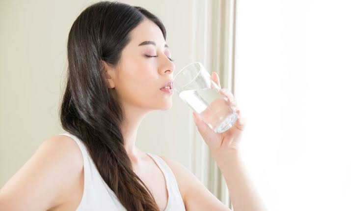 Uống nhiều nước bị đầy bụng: nguyên nhân và cách phòng tránh