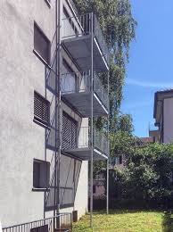 Balkonanbau Aus Verzinktem Stahl Boden Mit Gitterrosten Gitterroste Sind Lichtdurchlassig Jedoch Auch Wasserdurchlassig Mit Gelande Balkon Balkonanbau Turm