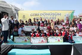 Sıfır atık güzel gelecek projesi kapsamında geri dönüşüm tesislerinde incelemelerde bulunan başakşehir belediye başkanı yasin kartoğlu, tesis yetkililerinden bilgi aldı. Geri Donusum Mucitleri Elinizi Cabuk Tutun