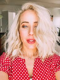 How to curl hair with a wand. How To Curl Short Hair With A Curling Wand Twist Me Pretty