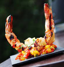Voici Une Entree Facile A Realiser Et Tres Colore Ingredients 8 Crevettes Geantes 2 Cuil A Soupe D Huile D Olive 1 Lim Cold Meals Seafood Recipes Food