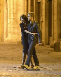 Este marea ei iubire, dar spune ca e prea devreme sa pronunte cuvantul casatorie. Gerard Butler And Madalina Ghenea Enjoy A Romantic Walk After He Confirmed Their Split 11 Days Ago Daily Mail Online