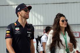 Charles leclercs freundin freundin musste am wochenende ein abo für seinen livestream kaufen, um seine aufmerksamkeit zu bekommen und in die wohnung gelassen zu werden. Pierre Gasly Privat Familie Freundin Freizeit So Lebt Er Abseits Der Rennstrecke News De