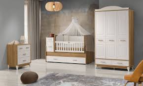 Ürünlerin yüksek kaliteli materyallerden üretilmeleri, hijyenik olmaları ve bebek sağlığını destekleyici olmaları önem arz eder. Gumus Bebek Odasi Takimi Evmoda