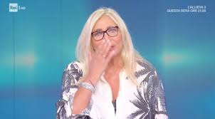 Se di solito sprizza gioia e serenità da tutti i pori, nella puntata di domenica 22 dicembre, la conduttrice, a molti telespettatori, è sembrata triste e diversa. Mara Venier In Tears That S Why She Cries At Domenica In