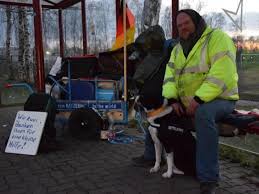 Angebote für wohnungen in ganz deutschland finden sie am besten nur hier dieser wohnungstyp befindet sich zumeist im kellergeschoss eines gebäudes. Obdachloser Sucht Wohnung Bei Ebay