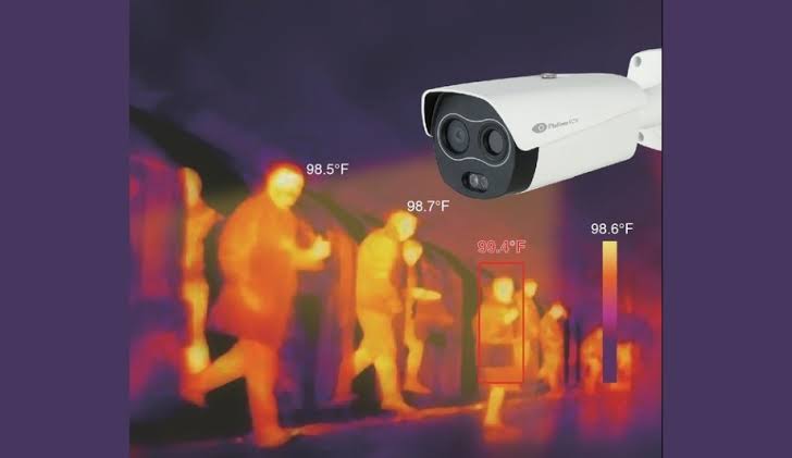 Kamery termowizyjne rejestrują ciepło, umożliwiając wykrywanie intruzów w całkowitej ciemności i trudnych warunkach atmosferycznych., AI generated