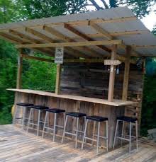 24 Bars Exterieurs Qui Auraient Un Succes Fou Dans Votre Jardin En 2020 Bar Arriere Cour Bar En Bambou Bar Exterieur