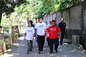 Entah apa yang ada dibenak pikirannya. Foto Pemain Si Doel The Movie Sambangi Makam Almarhum Pak Tile Kapanlagi Com