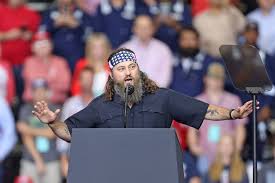 Duck dynasty star willie robertson cut his hair short for the first time in 17 years, undergoing a total transformation — and his friends and family cannot get enough! See Duck Dynasty Star Willie Robertson S First Haircut In 17 Years