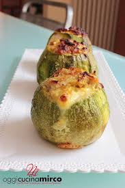 Questa ricetta di zucchine e patate grigliate, al profumo di maggiorana fresca, è un ottimo accompagnamento vegetariano ad ogni menu, sia a base di carne sia di pesce, e può essere anche preparato in anticipo. Zucchine Tonde Ripiene Ricetta Veloce Oggi Cucina Mirco