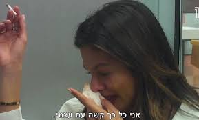 כשאני מבינה שבכל הסגרים האלה כולם חיים את חייהם כרגיל וממציאים תירוצים  למשטרה כשאני יושבת בבית כמו מסכנה ומתחרפנת