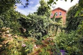 Garten Verwunschener Garten Hinverwunschener Verwunschener Stilwelcher Verwildert Gestaltet Aussieht Gezielt Wel Beautiful Gardens House Styles Garden