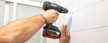 Il faut alors percer le métal avec une mèche de même section et tarauder pour permettre le vissage de la tige filetée. Reussir Le Percage De Son Carrelage Guide Artisan