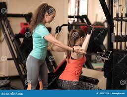 协助有锻炼的健身教练员少妇在健身房库存照片. 图片包括有协助解决, 夫妇, 白种人, 形状, 帮助- 124041876