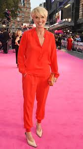 April 1959 in london geboren und ist eine britische schauspielerin, produzentin und drehbuchautorin. All Hail Emma Thompson And Her Incredible Personal Style Promis Coole Frisuren Anzug