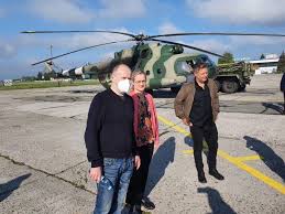 Auch aus den eigenen reihen kam kritik an der forderung, die habeck kurz vor einem besuch an der frontlinie zwischen den ukrainischen regierungstruppen und den prorussischen separatisten im osten des landes aufstellte. Andrij Melnyk On Twitter Der Bundesvorsitzende Robert Habeck Ist Gerade Auf Dem Weg Nach Mariupol Um Mit Eigenen Augen Zu Sehen Wie Viel Land Die 7 Jahre Andauernde Russische Aggression Uber Die