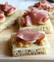 La cheesecake salata fichi e prosciutto è uno sfizioso antipasto monoporzione, molto elegante da servire e assolutamente delizioso. Focaccia Prosciutto E Fichi Con Pasta Soffice Senza Impasto