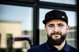 John traf desperat beslutning efter ungdom med ballade og misbrug: Nu  driver han firma med fem ansatte