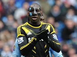 Beim anschließenden rückspiel, das sein team mit einem 2:0 gewann, trat er deshalb erstmals mit der maske an. Fernando Torres Still Wearing Mask Seven Weeks After He Broke His Nose Daily Mail Online