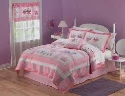 The alternating light and deep pink wall shades look great with the organic white cotton bedspread done up in pink and golden floral designs. Stylish Girls Pink Bedrooms Ideas