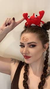 Laura Sumner's Instagram, Twitter & Facebook