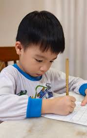 一诺是一个好胜的宝宝，他不喜欢“输掉”的feel，在他5岁的脑袋里，什么都要赢。 他的好胜心，很好用。🤣  例如你叫他去刷牙，冲凉，只要跟他比赛，他一定快如闪电地去完成。 今天，他踢到铁板！😆  他呢，拿了一盒“心脏病”桌游，跟爷爷PK，就是两人一起翻牌，看谁手快拍到叮 ...