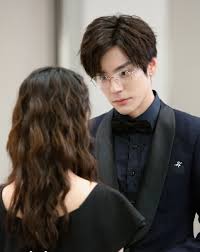 Phim xoay quanh ceo hạ kiều yến của tập đoàn họ hạ và bác sỹ tư vấn tâm lý trẻ em tần dĩ duyệt, kể về tổng tài bá đạo lạnh lùng và bác sĩ tâm lý dịu dàng tinh tế từ quen nhau rồi yêu nhau. Háº¡ Tien Sinh LÆ°u Luyáº¿n Khong Quen Phim Ngon Tinh CÆ°á»›i TrÆ°á»›c Yeu Sau Hot Suá»'t Máº¥y Ngay Qua