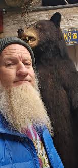 Hey I'm Mike, trying to meet like minded friends that also like going to  the gym. Changing my surroundings.