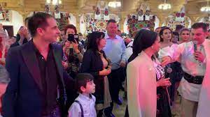 Initiat cu scopul promovarii culturii si traditiilor populare premergatoare postului craciunului, evenimentul a reunit peste o mie de oameni, iubitori ai portului. Cantece Patriotice Cu Cei 1000 De Invitati De La Revelion 2019 De La Casa De Petrecere A Morosenilor Youtube